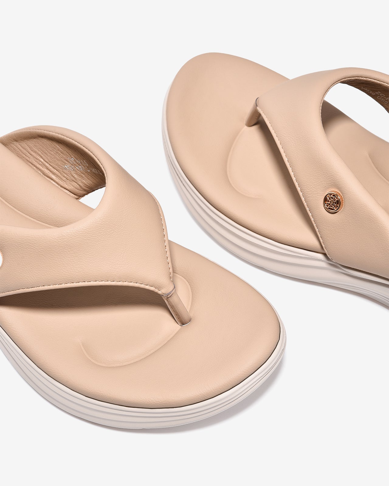 Dép Kẹp Nữ Zucia Quai Trơn Đính Logo Kim Loại-DHLL5-Cafe Color2