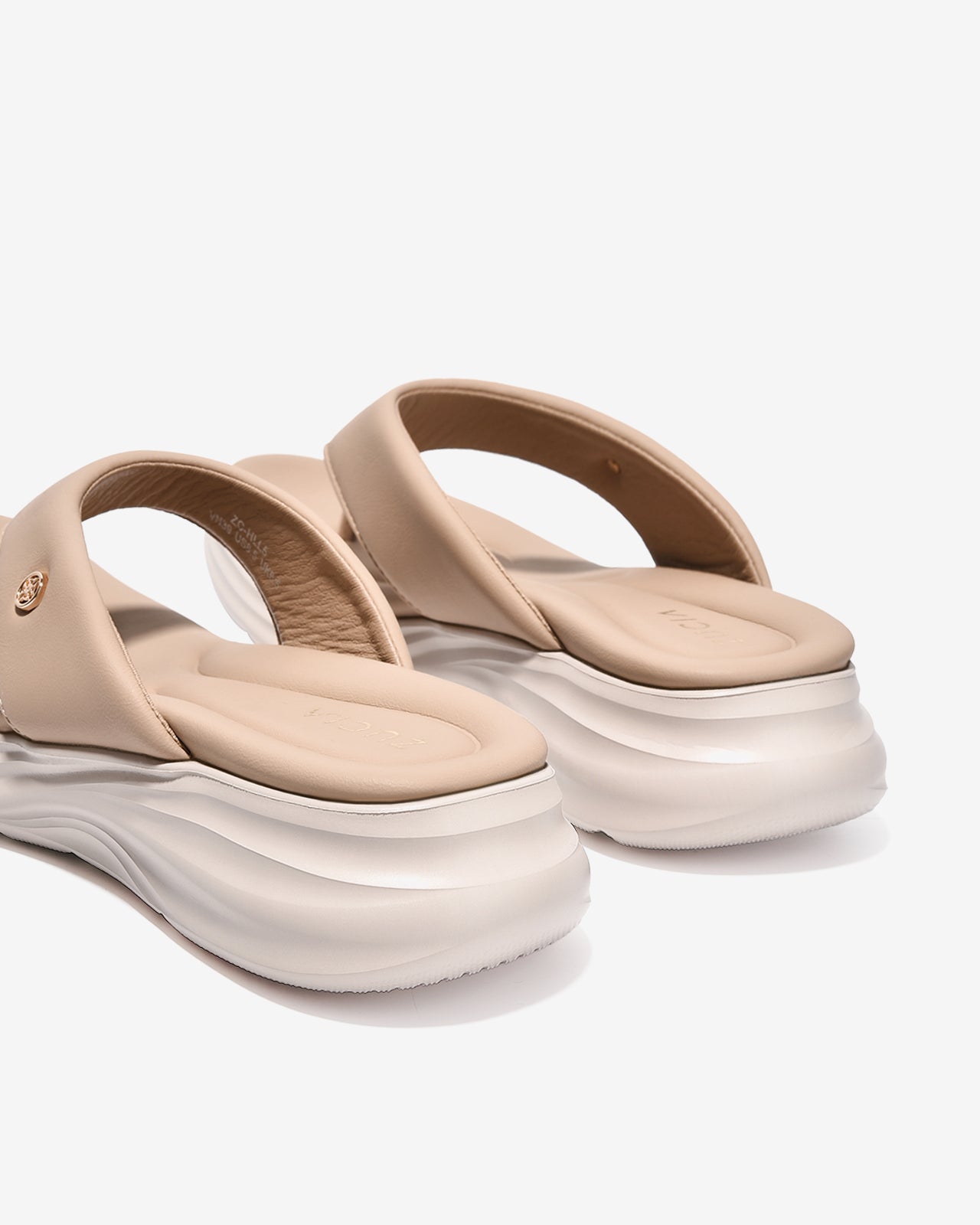 Dép Kẹp Nữ Zucia Quai Trơn Đính Logo Kim Loại-DHLL5-Cafe Color2