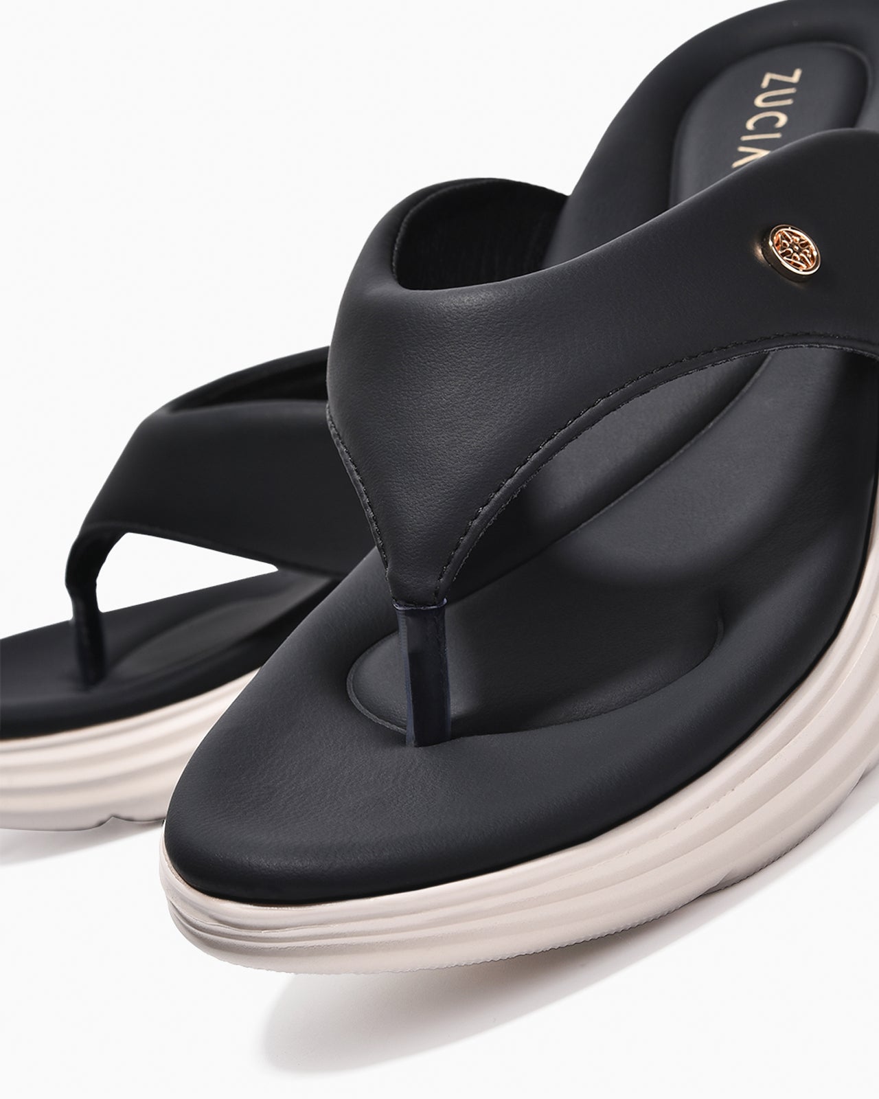Dép Kẹp Nữ Zucia Quai Trơn Đính Logo Kim Loại-DHLL5-Đen Color2