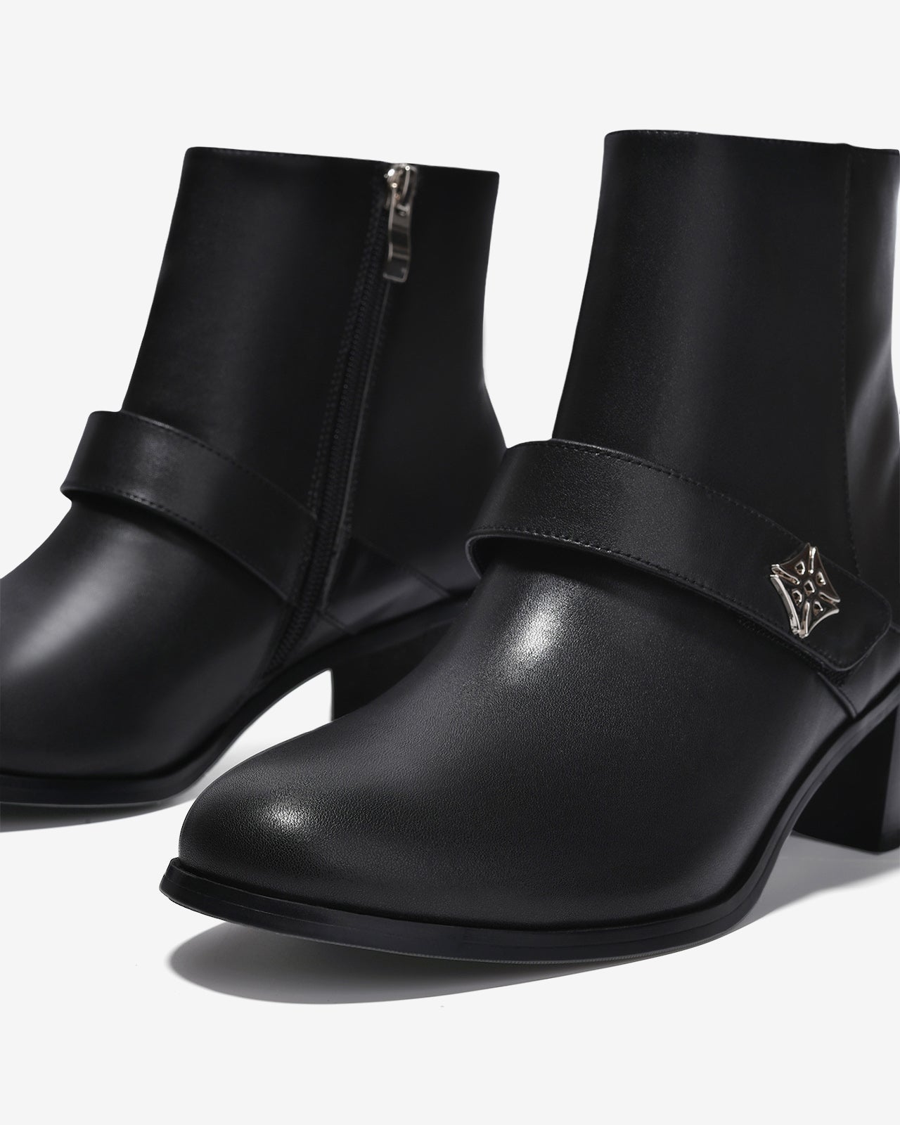 Giày Boot Nữ Zucia Mũi Tròn Quai Da Ngang Đính Logo-GTHB4-Đen Color1