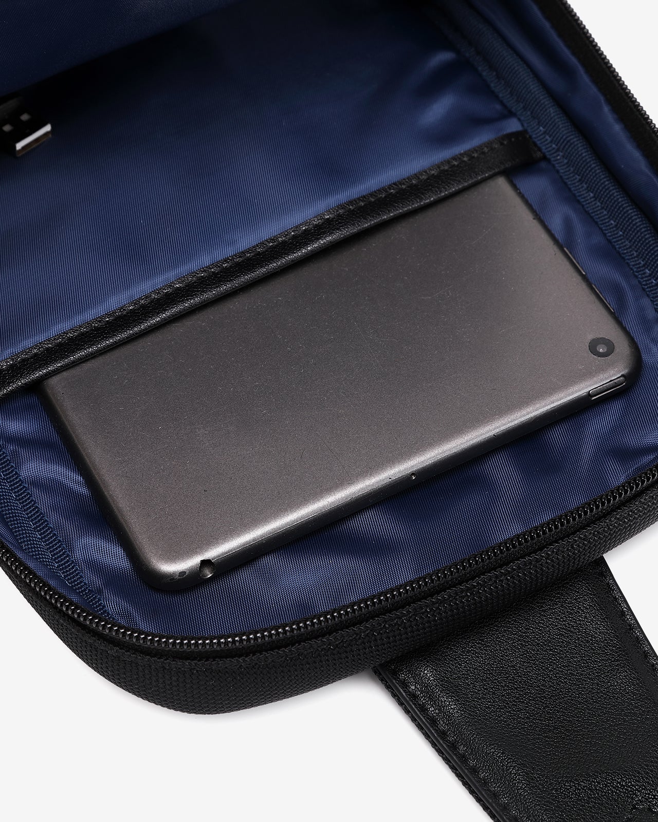 Túi Đeo Chéo Bao Tử Dáng Đứng Zuciani Timeless Fusion N13-MJ13-Đen Color1